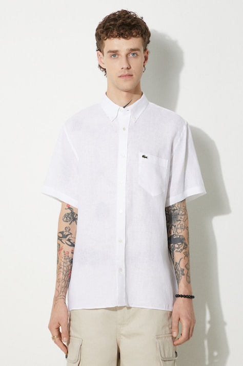 Ленена риза Lacoste в бяло със стандартна кройка с яка с копче