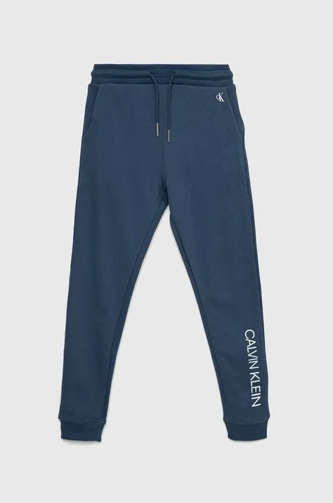 Calvin Klein Jeans pantaloni de trening din bumbac pentru copii culoarea albastru marin, cu imprimeu
