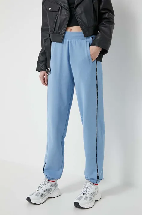 Памучен спортен панталон HUGO в синьо с апликация