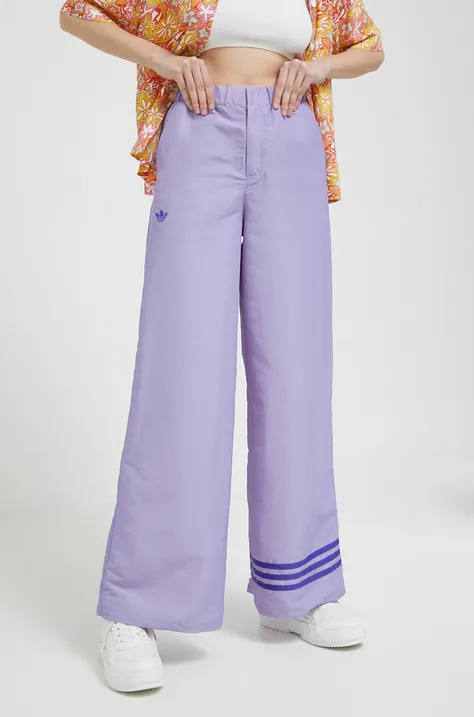 Панталон adidas Originals в лилаво с апликация