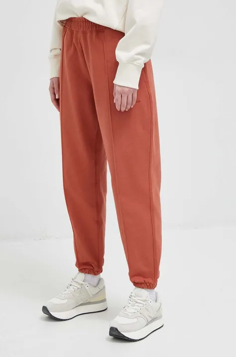 Памучен спортен панталон New Balance в червено с изчистен дизайн