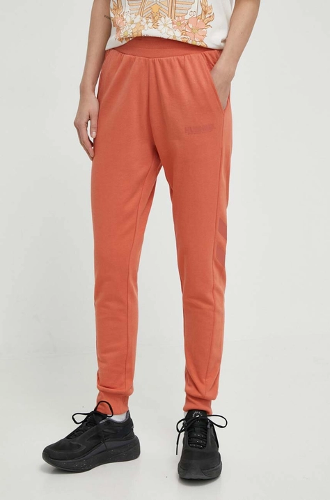 Hummel spodnie dresowe hmlLEGACY WOMAN TAPERED PANTS kolor pomarańczowy z nadrukiem 212564