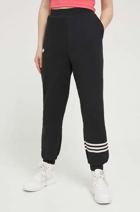Спортен панталон adidas Originals в черно с апликация