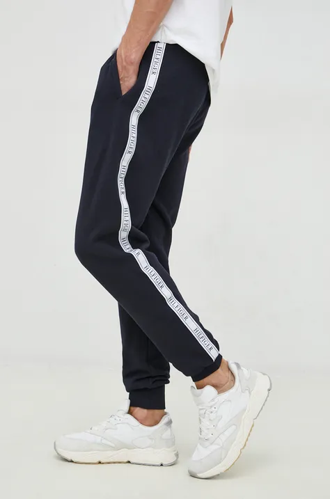 Памучен спортен панталон Tommy Hilfiger в тъмносиньо с апликация