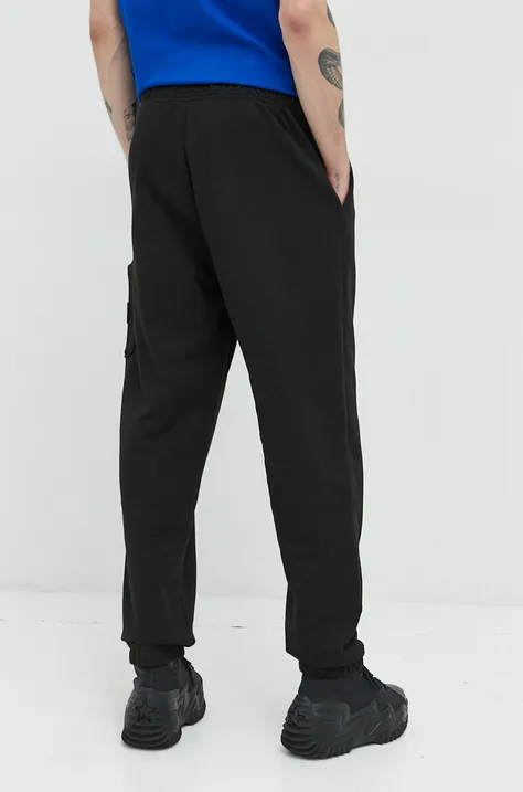 Памучен спортен панталон Tommy Jeans в черно с изчистен дизайн