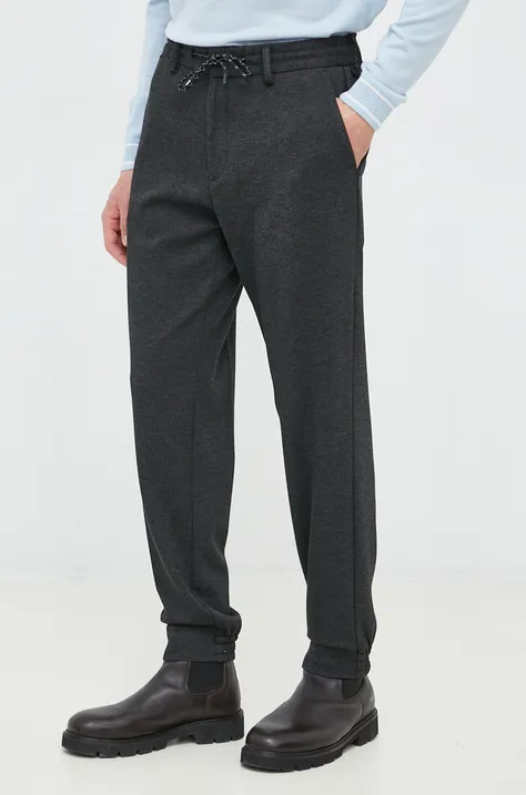 Панталони BOSS в сиво със стандартна кройка