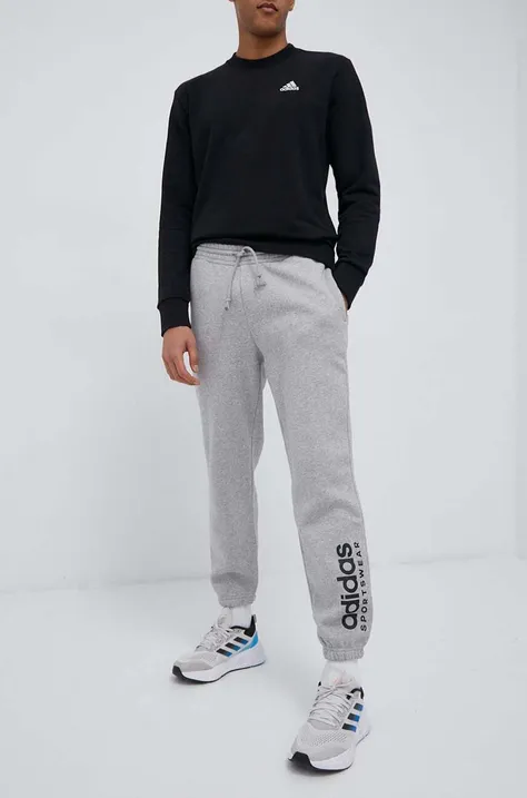 Спортен панталон adidas в сиво с принт