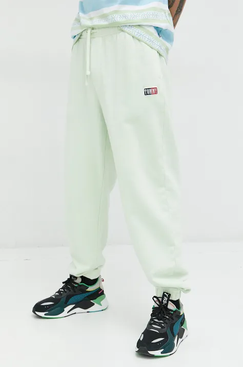 Хлопковые спортивные штаны Tommy Jeans цвет зелёный с аппликацией