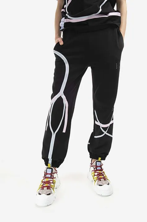 Памучен спортен панталон MCQ Taped в черно с десен