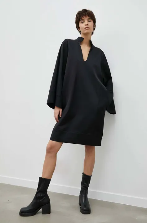 Вълнена рокля By Malene Birger в черно къс модел с уголемена кройка