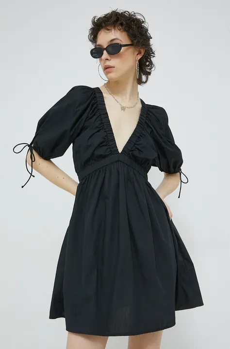 Haljina Abercrombie & Fitch boja: crna, mini, širi se prema dolje