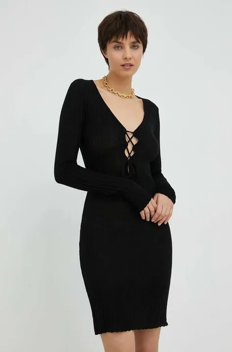 Вълнена рокля Résumé в черно къс модел с кройка по тялото