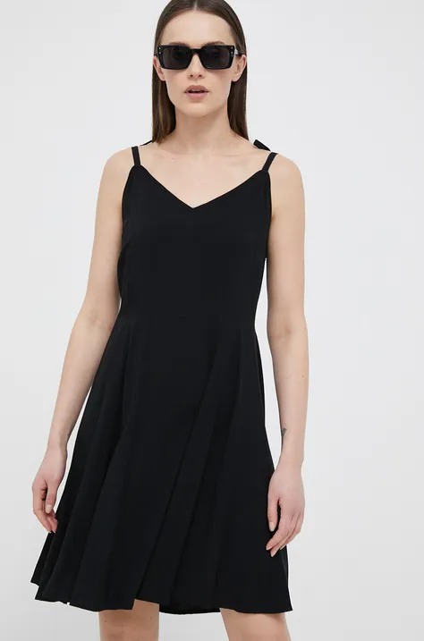 GAP sukienka kolor czarny mini rozkloszowana