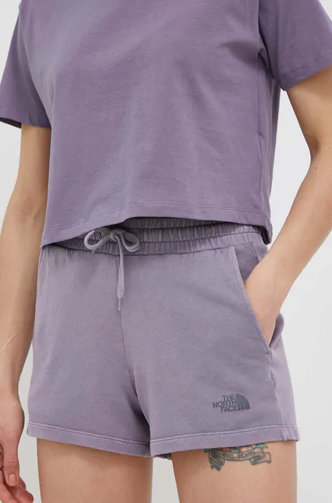 Памучен къс панталон The North Face в лилаво с изчистен дизайн с висока талия