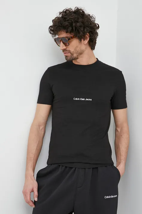 Памучна тениска Calvin Klein Jeans в черно с апликация
