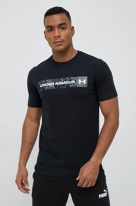 Тениска Under Armour в черно с принт