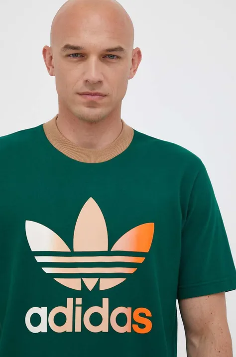 Памучна тениска adidas Originals в зелено с принт