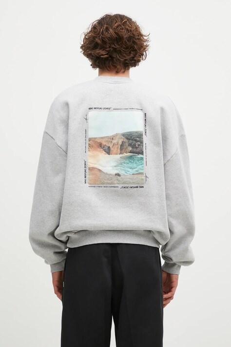 Кофта MKI MIYUKI ZOKU Resort Crewneck Sweat мужская цвет серый с принтом RESORT.CREWNECK.SWEAT