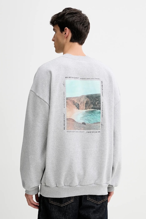 Суичър MKI MIYUKI ZOKU Resort Crewneck Sweat в сиво с принт RESORT.CREWNECK.SWEAT