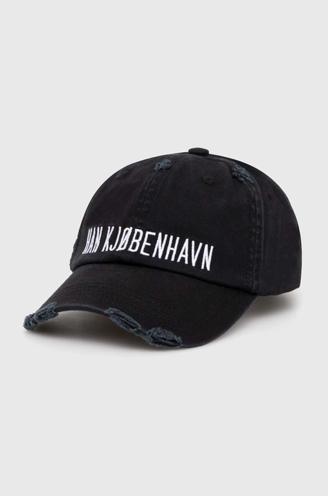 Памучна шапка с козирка Han Kjøbenhavn Distressed Signature Cap в черно с апликация A-132999