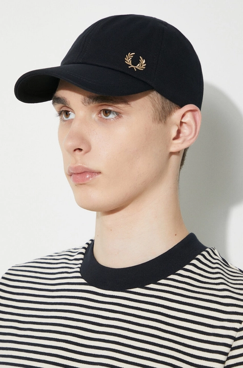 Pamučna kapa sa šiltom Fred Perry Pique Classic Cap boja: crna, s aplikacijom, HW6726.U78