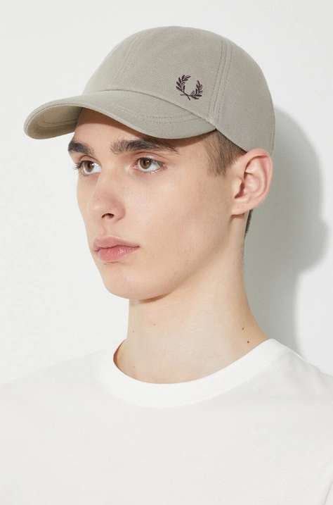 Памучна шапка с козирка Fred Perry Pique Classic Cap в сиво с апликация HW6726.U84