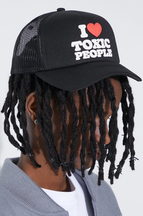 Кепка PLEASURES Toxic Trucker Cap колір чорний з принтом P24SP065.BLACK