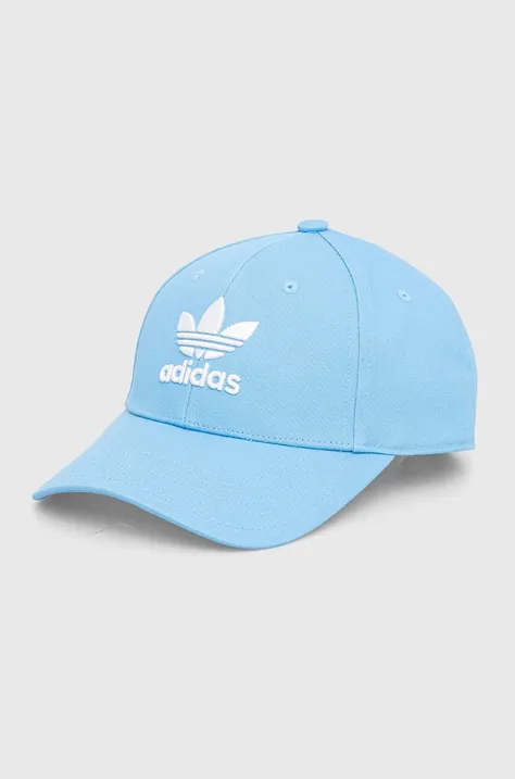 Памучна шапка с козирка adidas Originals в синьо с апликация IS4623