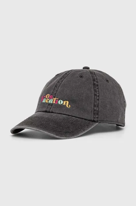 Памучна шапка с козирка On Vacation Enjoy в сиво с апликация OVC C23