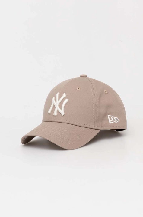 Bavlněná baseballová čepice New Era NEW YORK YANKEES béžová barva, s aplikací