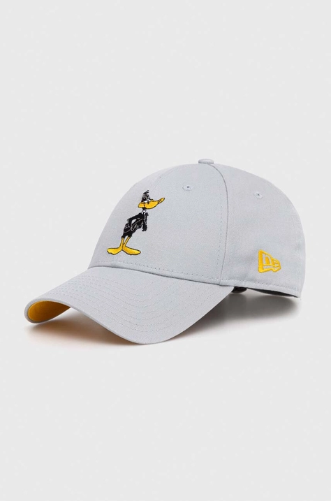 Памучна шапка с козирка New Era в сиво с апликация DAFFY DUCK