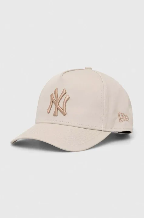 Памучна шапка с козирка New Era в бежово с апликация NEW YORK YANKEES