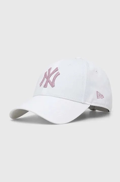 Памучна шапка с козирка New Era в бяло с апликация NEW YORK YANKEES
