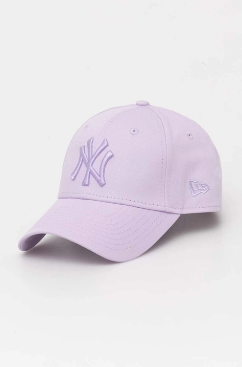 Памучна шапка с козирка New Era в лилаво с апликация NEW YORK YANKEES