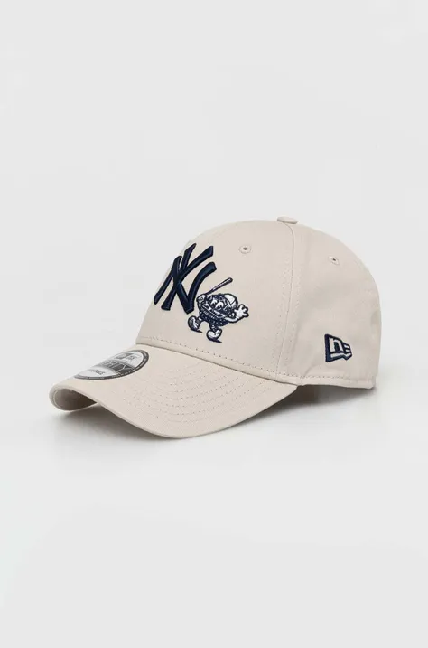 Памучна шапка с козирка New Era в бежово с апликация NEW YORK YANKEES
