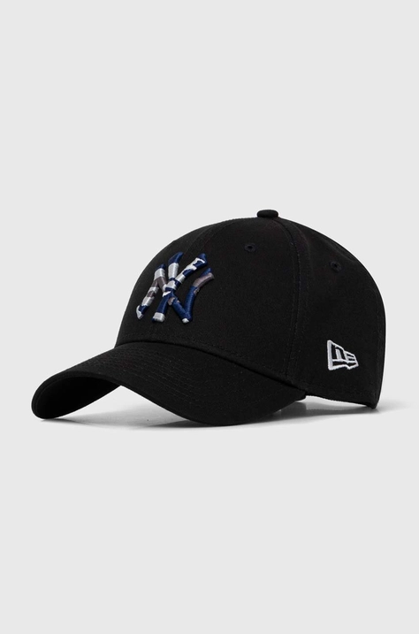 Памучна шапка с козирка New Era в черно с апликация NEW YORK YANKEES