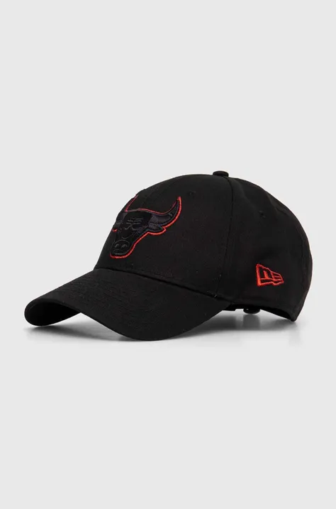 Памучна шапка с козирка New Era Chicago Bulls в черно с апликация CHICAGO BULLS