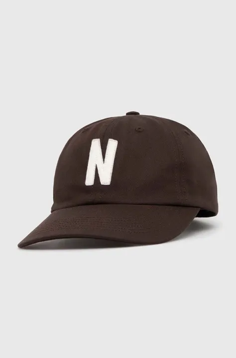 Памучна шапка с козирка Norse Projects Felt N Twill Sports Cap в кафяво с апликация N80.0128.2022