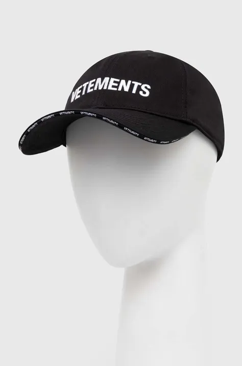Памучна шапка с козирка VETEMENTS Iconic Logo Cap в черно с апликация UE64CA100B