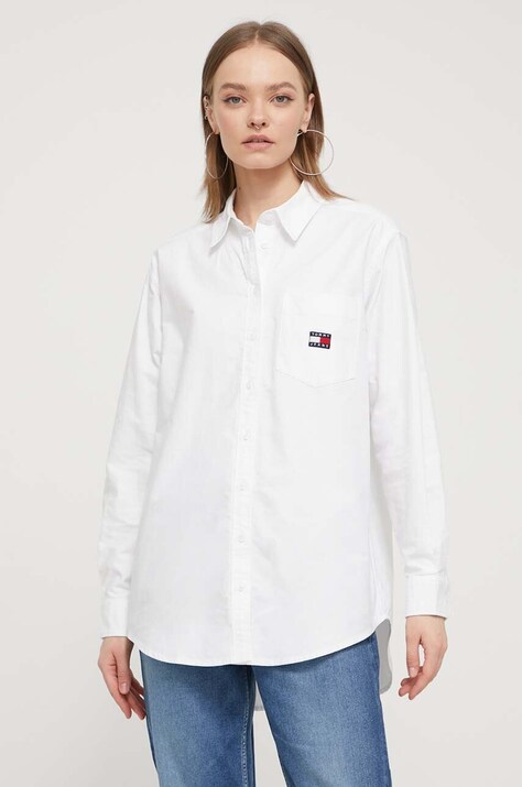 Памучна риза Tommy Jeans дамска в бяло със свободна кройка с класическа яка DW0DW17807