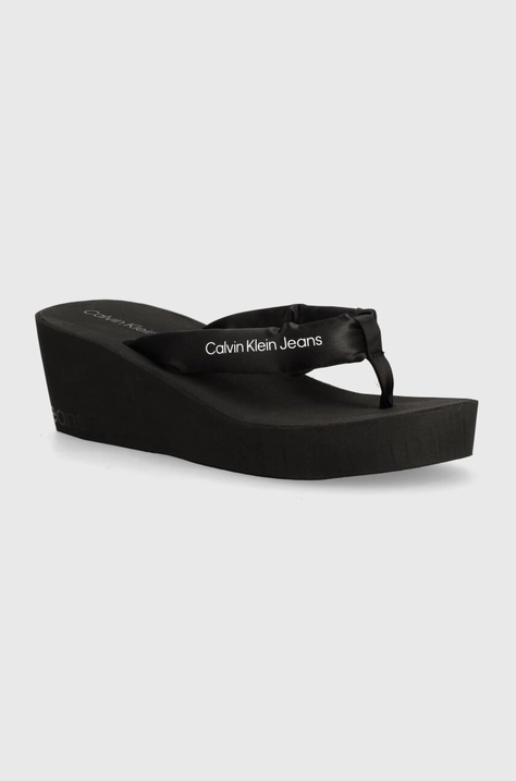 Джапанки Calvin Klein Jeans BEACH WEDGE SANDAL PADDED NY в черно със скосена платформа YW0YW01397