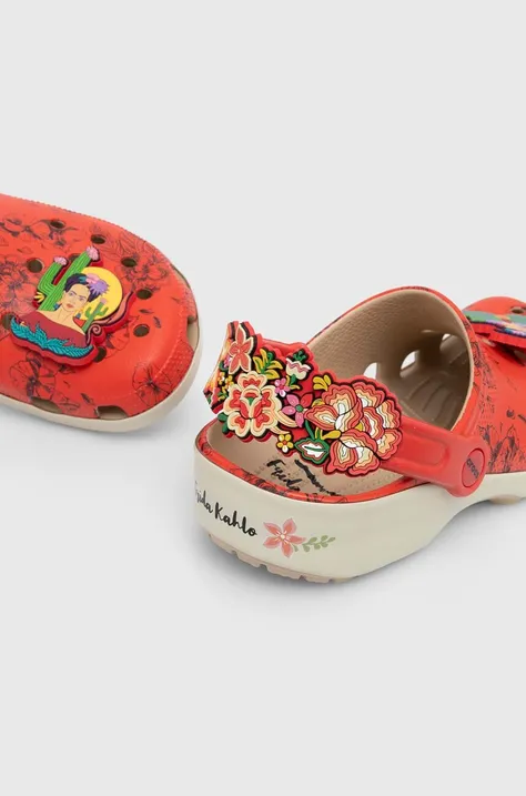 Crocs klapki Frida Kahlo Classic Clog kolor czerwony 209450
