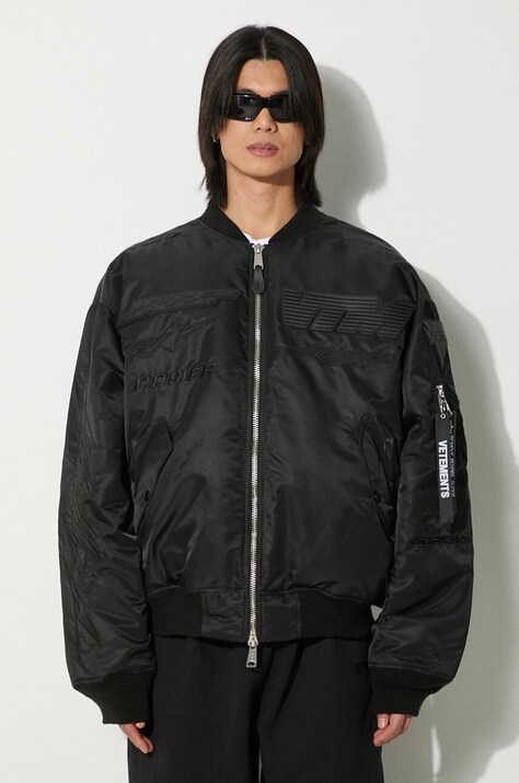 Bomber jakna VETEMENTS Blackout Racing Bomber Jacket za muškarce, boja: crna, za zimu, oversize, UE64JA920B