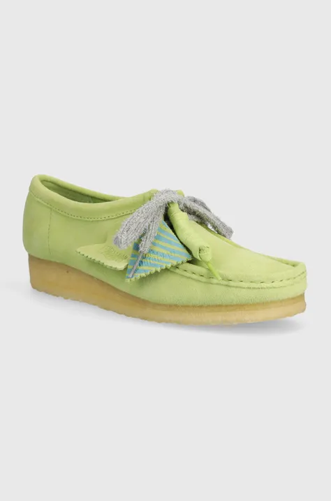 Замшеві туфлі Clarks Originals Wallabee жіночі колір зелений на платформі 26175670