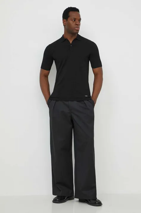 Calvin Klein póló selyemkeverékkel fekete, sima