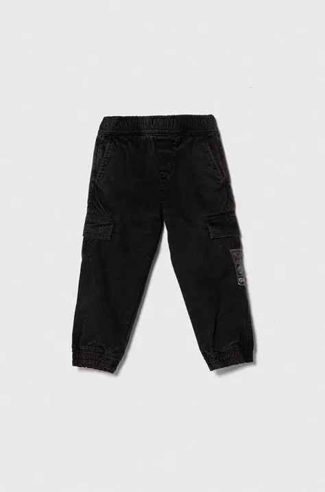 Detské bavlnené nohavice Guess čierna farba, jednofarebné