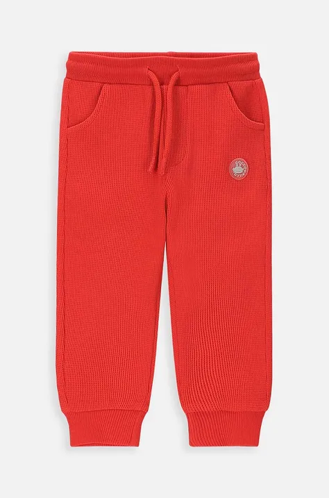 Бебешки спортен панталон Coccodrillo в червено с изчистен дизайн