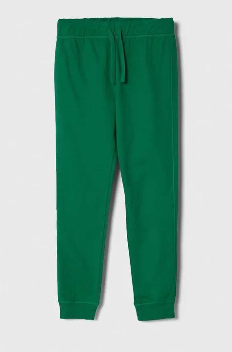 Детски памучен спортен панталон United Colors of Benetton в зелено с изчистен дизайн