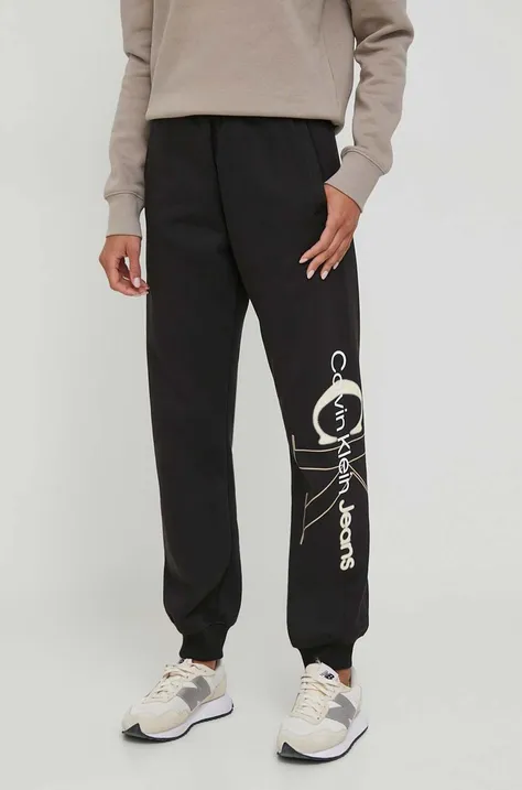 Tepláky Calvin Klein Jeans čierna farba, s potlačou