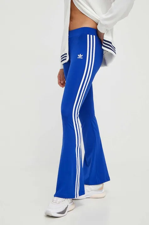 Спортен панталон adidas Originals в синьо с апликация IN6312